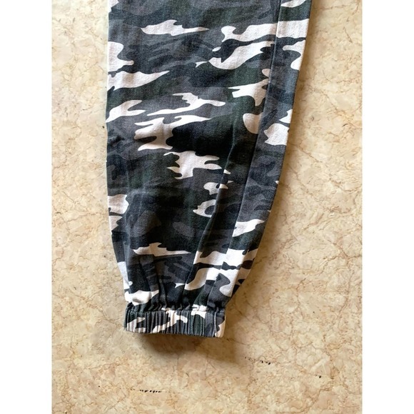 pretty Little thing Grey Camo print cargo pants size 6 - Picture 11 of 11